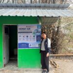 Pemasangan MMT di Toilet Wisata Bumi Arum