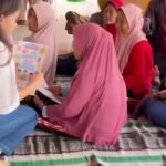 Pembagian poster edukasi “Bebas Gadget, Bebas Berkreasi” kepada peserta sosialisasi.